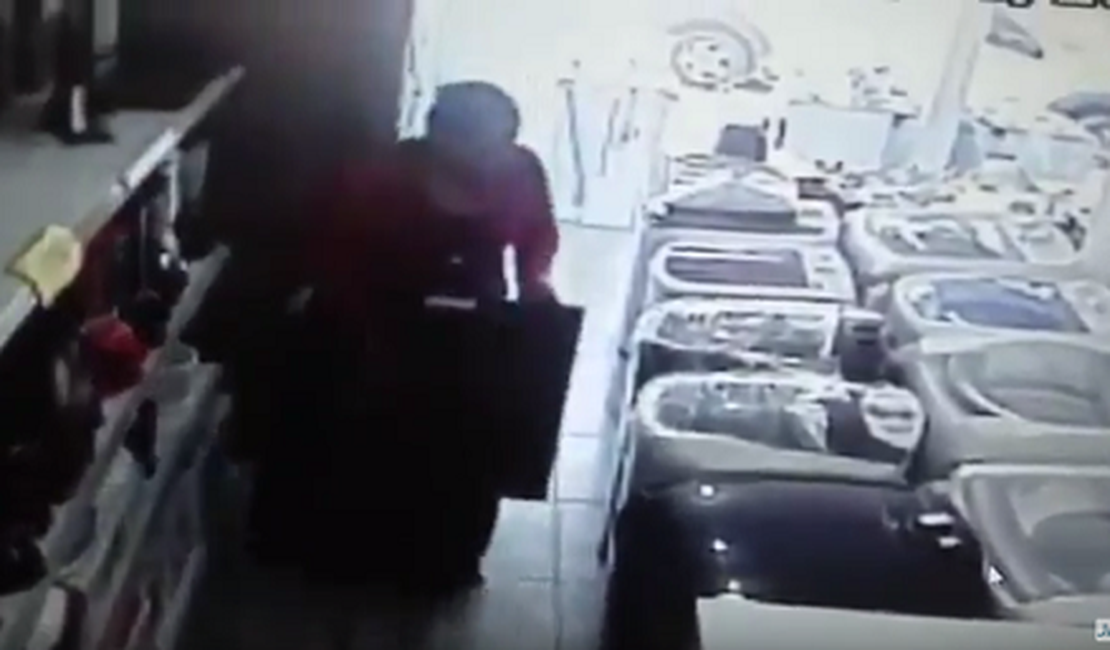 VÍDEO. Mulher é flagrada por câmera de segurança escondendo TV embaixo da saia