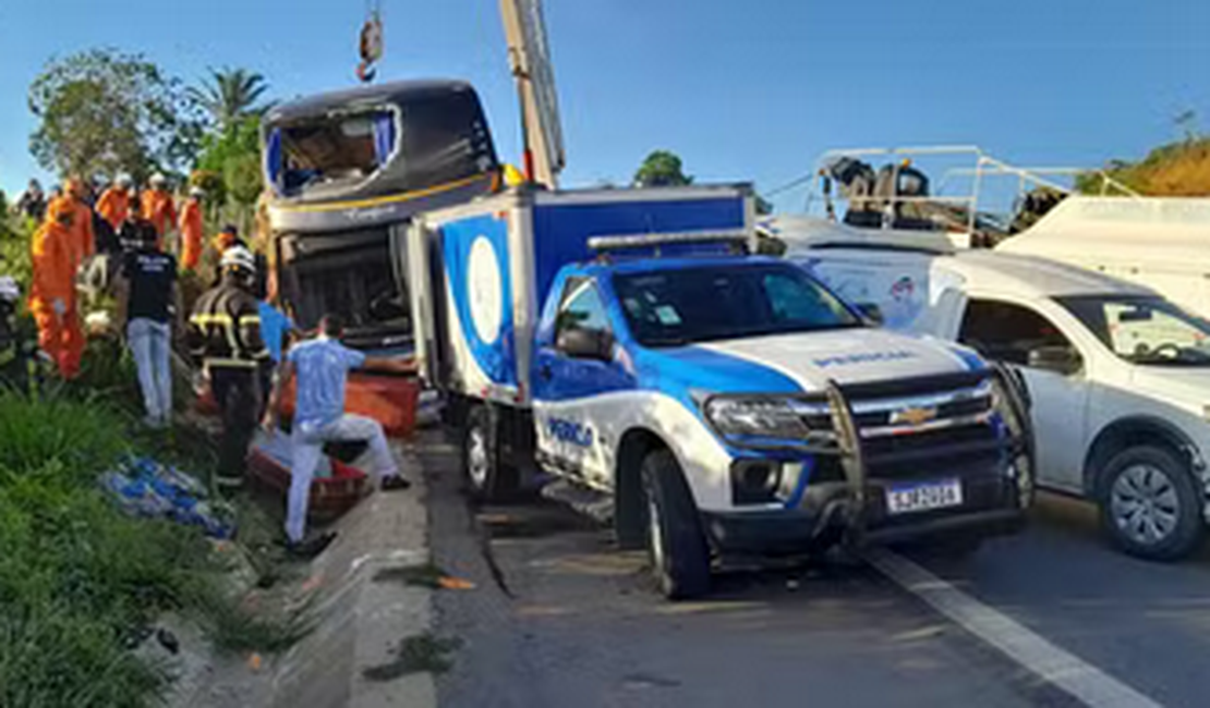 Ônibus de turismo do RJ tomba em rodovia na Bahia e deixa 9 mortos e 23 feridos