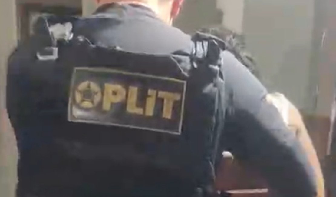 Polícia Civil prende mulher em flagrante por tráfico de drogas, no bairro da Pajuçara, em Maceió