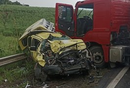 Caminhão destrói viatura da PM e militares se salvam por milagre na BR-101, no interior de Alagoas