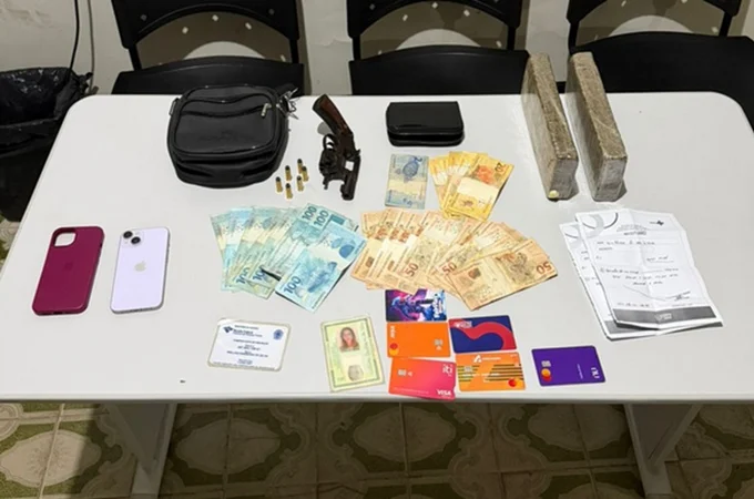 Polícia Civil prende duas mulheres por tráfico de drogas e porte ilegal de arma em Arapiraca