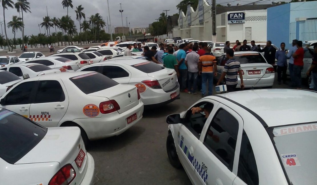 Taxistas realizam protesto contra o Uber em Maceió