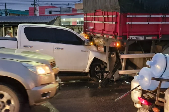 Colisão entre Hilux e carreta provoca congestionamento na AL-220, em Arapiraca