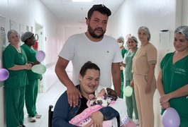 Bebê operada pelo Projeto Respirar e Serviço de Cardiopediatria da Sesau recebe alta