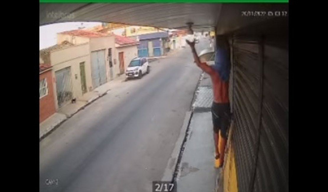 Homem é flagrado furtando lâmpada de estabelecimento comercial, em Arapiraca