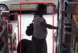 VÍDEO: Mulher é flagrada furtando produto em loja no Centro de Arapiraca
