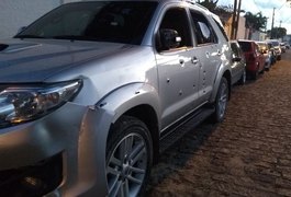 Suspeitos que trocaram tiros com a polícia alugaram casa para esconder produtos roubados