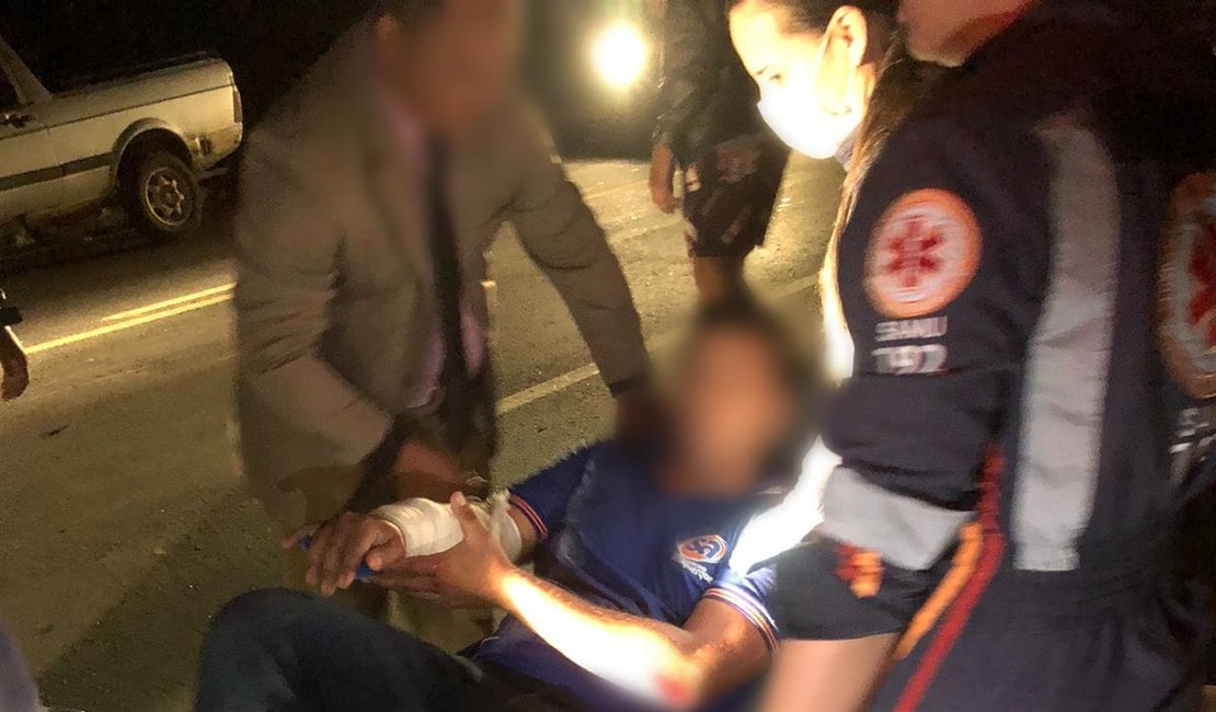 Funcionário de supermercado atinge cavalo solto na pista e fica ferido em Arapiraca