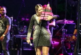 Marília Mendonça ganha bolo de aniversário e festeja 23 anos em show