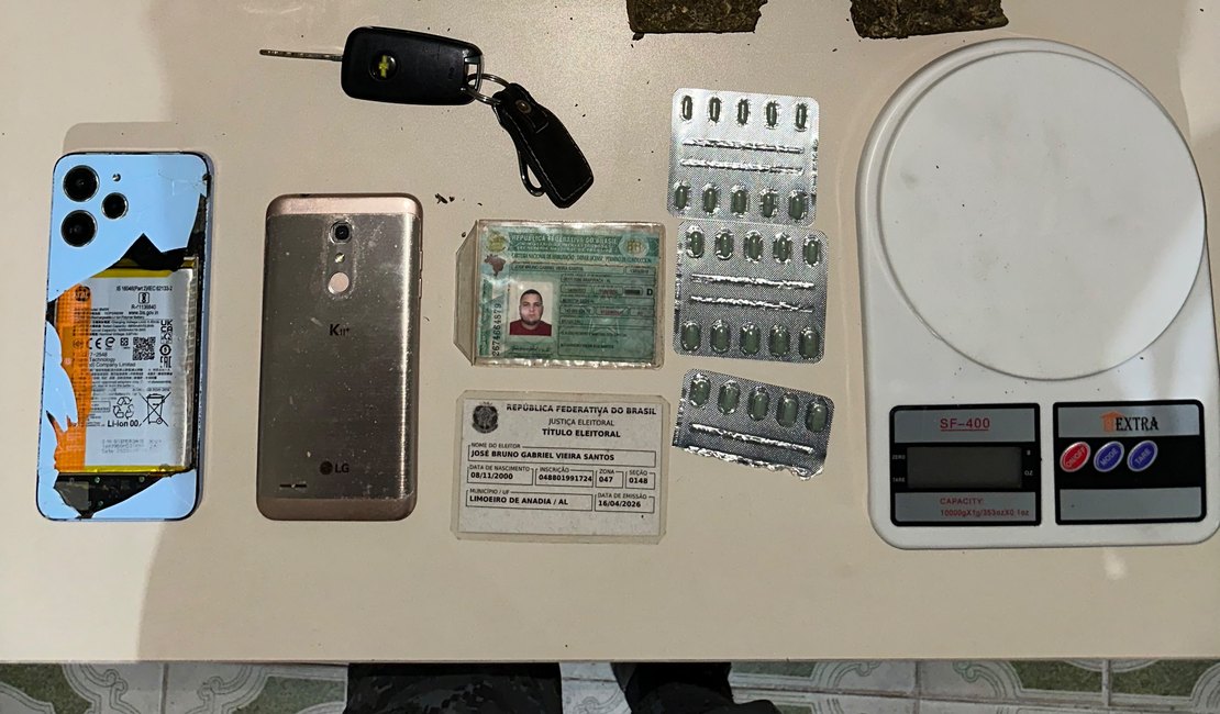 Carro com maconha e balança de precisão é abandonado na zona rural de Limoeiro de Anadia