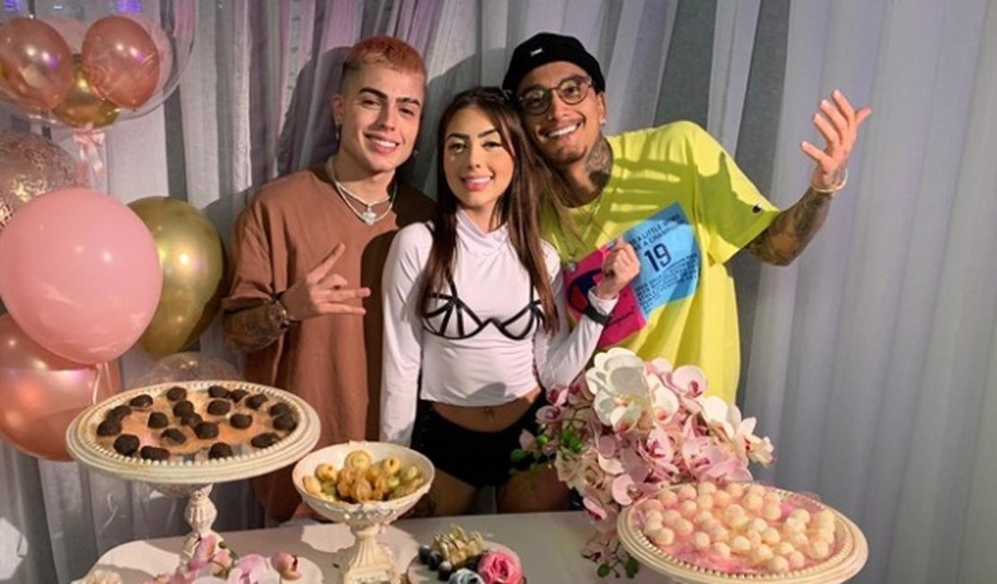 MC Mirella adia festa de R$ 1 milhão e ganha celebração em casa