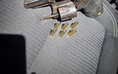 Arma apreendida no local