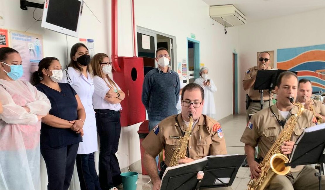 Enfermeiros do HE do Agreste são homenageados pela Banda de Música da PM