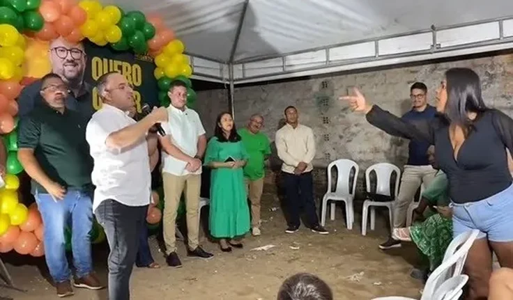 Mulher interrompe discurso de ex-prefeito de Roteiro afirmando que ele é responsável pela morte do pai dela