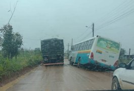 Ônibus de transporte coletivo atola em estrada de barro na zona rural de Arapiraca
