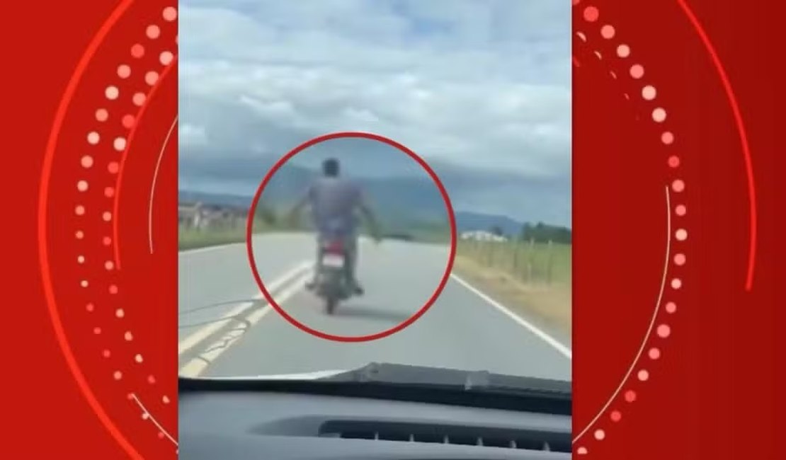 Motociclista é flagrado pilotando moto em rodovia de AL na contramão, sem capacete e sem as mãos