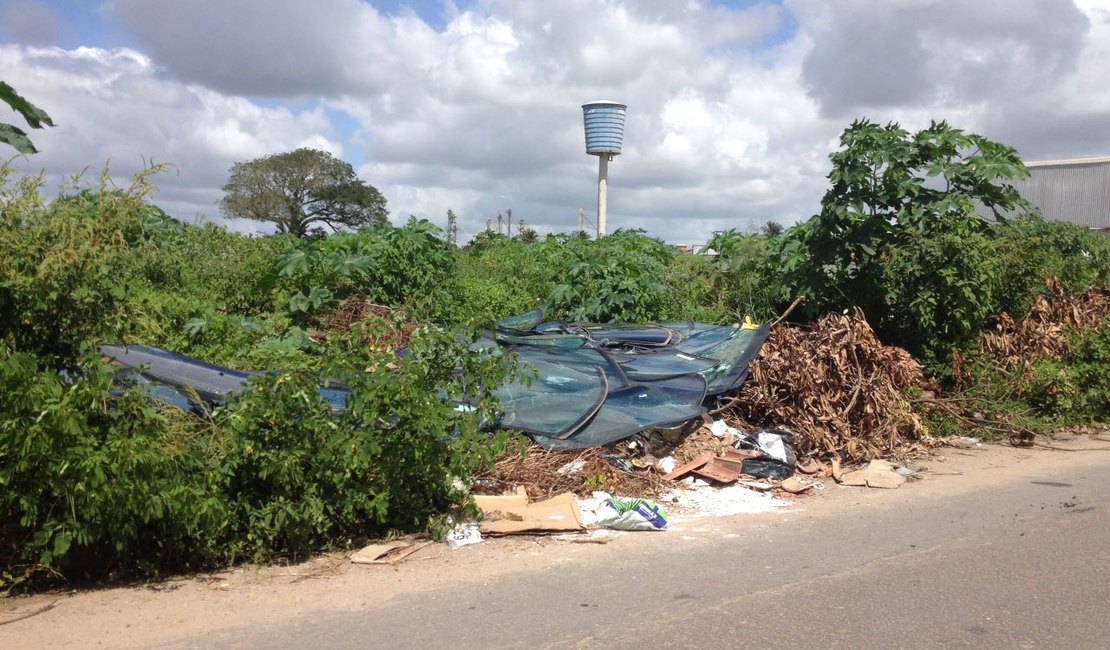 Denúncia: moradores reclamam de entulho e lixo descartados em terreno baldio, em Arapiraca