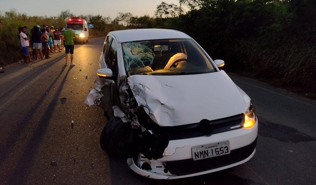 Motoqueiro sem capacete morre após avançar a contramão e colidir frontalmente em veículo de passeio, em Arapiraca