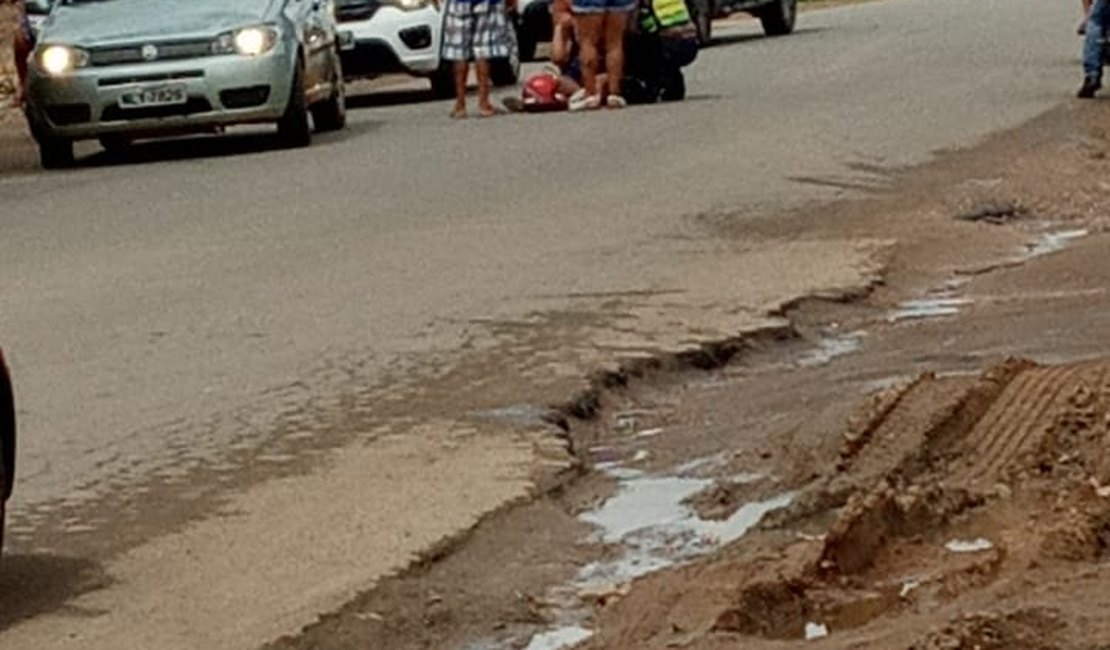Mototaxista atinge cachorro na pista e passageira fica ferida em Arapiraca