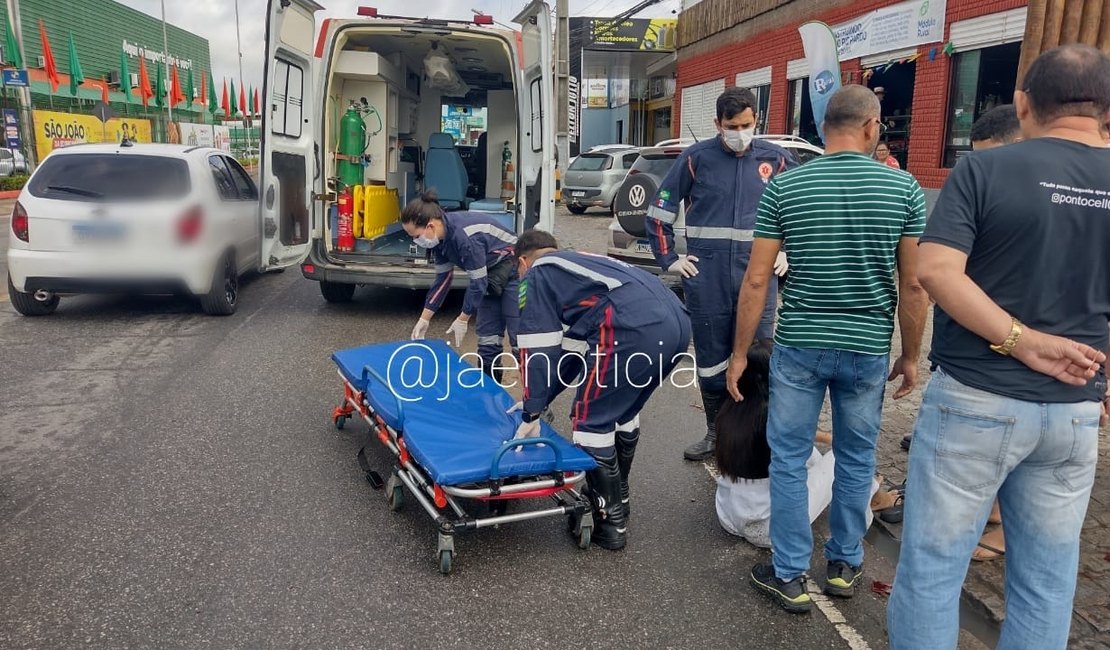 Casal em motocicleta fica ferido em colisão traseira no bairro Brasília