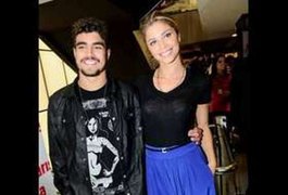Caio Castro e Grazi Massafera assumem namoro em evento da novela