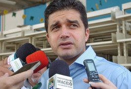 Rui Palmeira destaca benefícios da alta temporada turística para Maceió