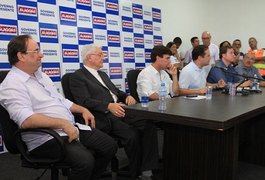 Governador confirma pagamento do rateio da Educação e anuncia 13º esta semana