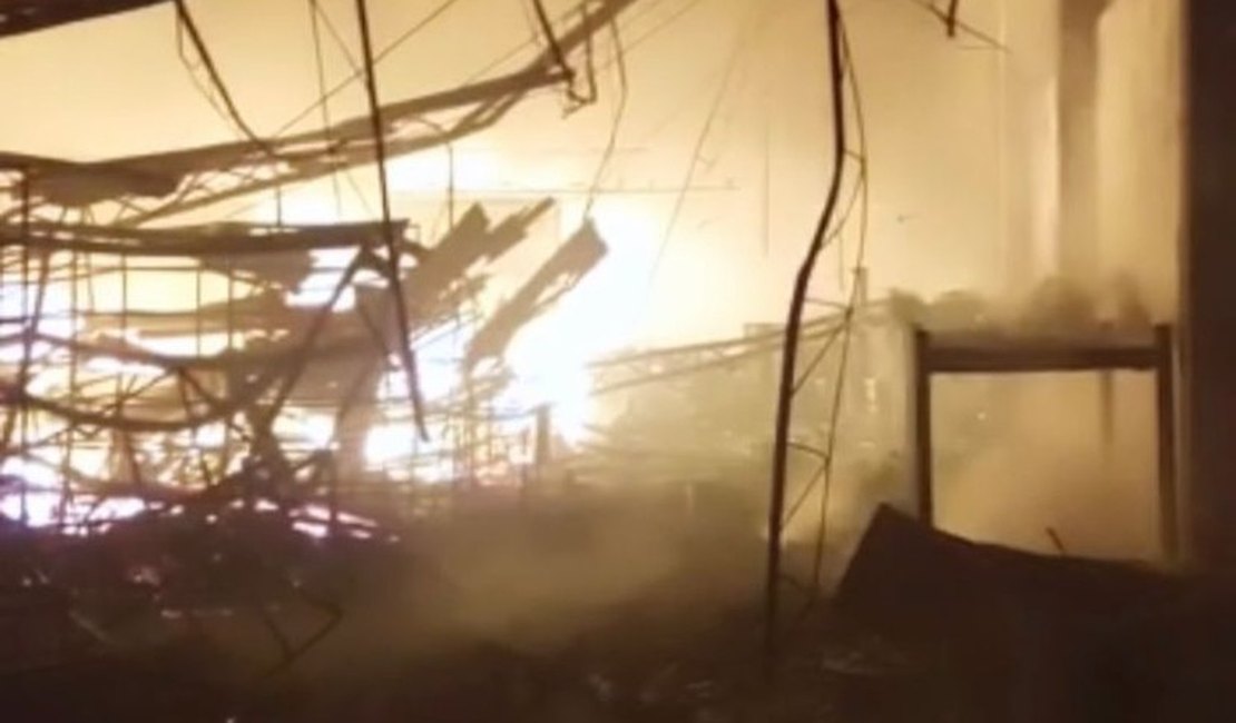 Incêndio destrói loja de autopeças na parte alta de Maceió