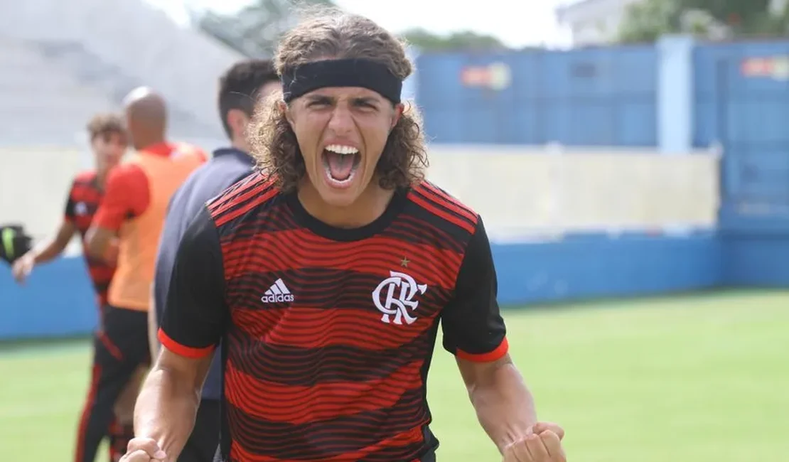 Filho de ex-atacante do ASA, volante de 16 anos assina primeiro contrato profissional com o Flamengo