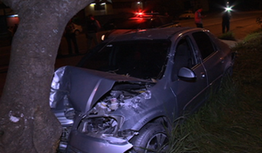 Colisão traseira, saída de pista e choque com árvore deixa uma vítima em Maceió