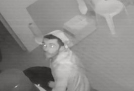 VÍDEO: Câmera de segurança flagra homem furtando gráfica no bairro Brasília, em Arapiraca
