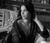 Bruna Marquezine dispensa sutiã em foto provocante