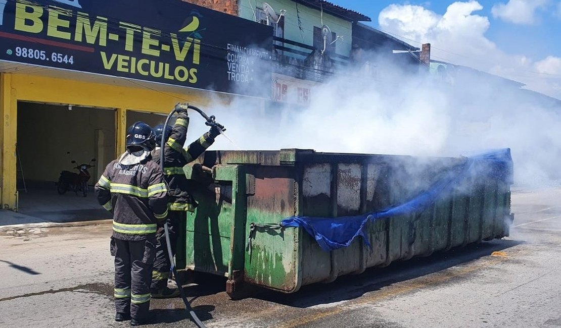 Container de caminhão de lixo pega fogo em Maceió