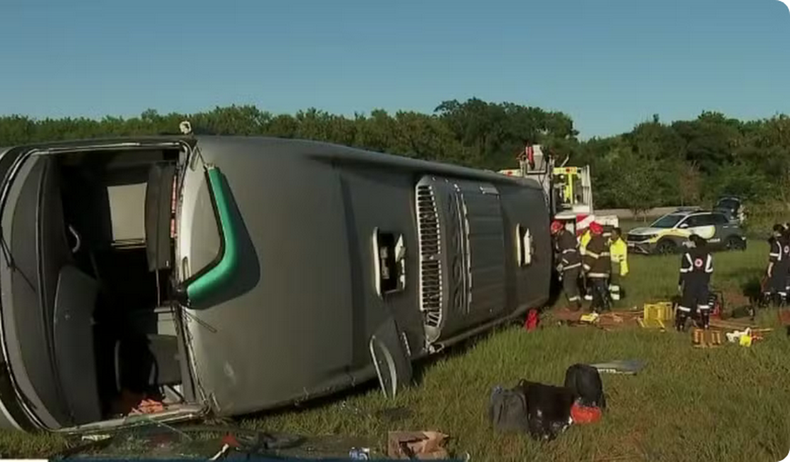 Ônibus tomba, mata criança e mulher, e deixa outros 41 feridos em SP