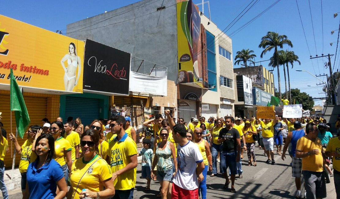 Arapiraquenses vão às ruas contra a corrupção no país e pedem a saída da presidenta Dilma