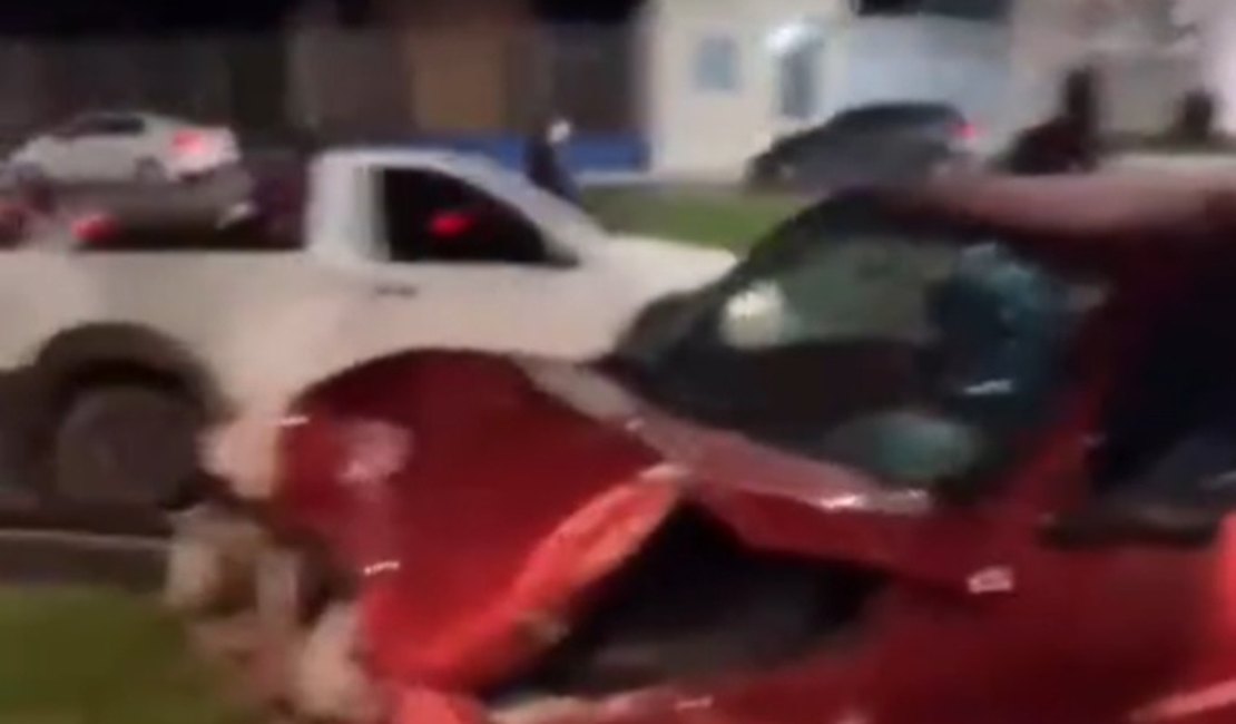 Acidente envolve cinco carros na Av. Fernandes Lima e homem é preso em flagrante após tentar agredir policiais