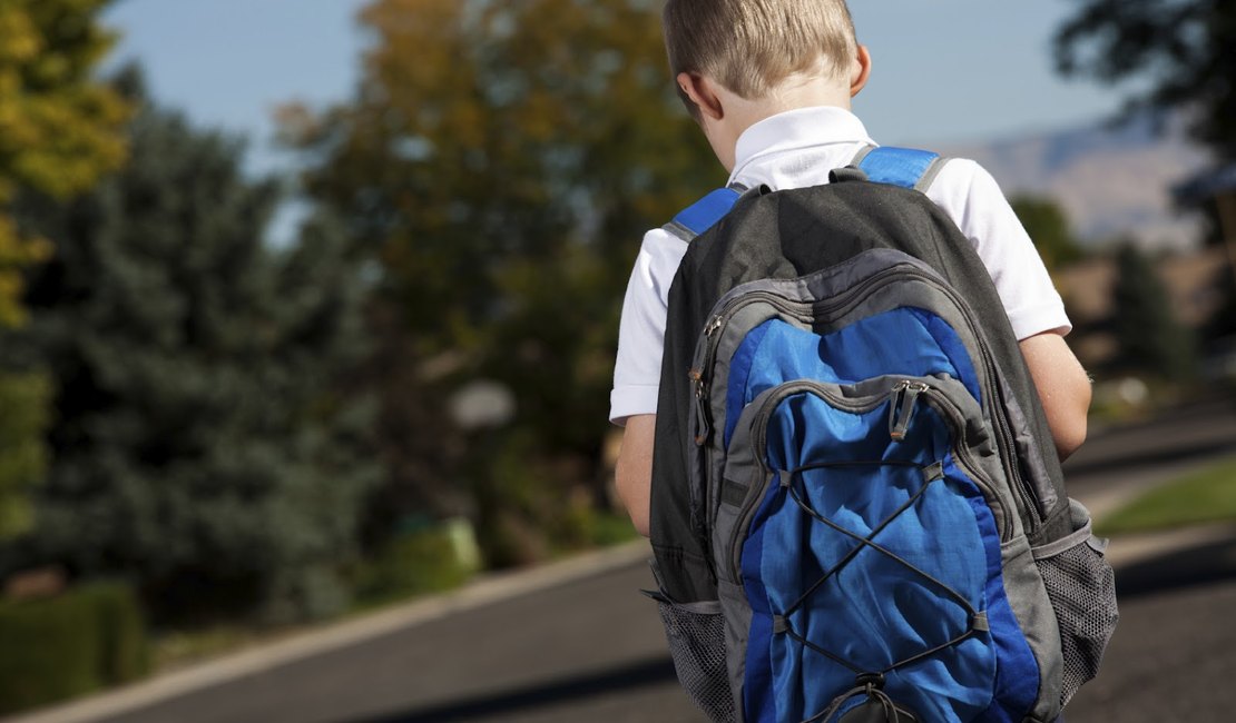 Mochila escolar com excesso de peso pode provocar dores em criança e adolescente