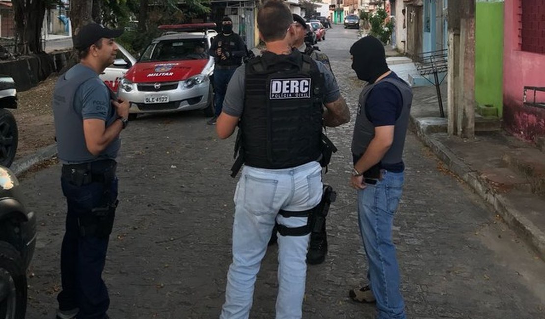 Operação em Maceió cumpre 16 mandados e prende 4 suspeitos com armas e munições