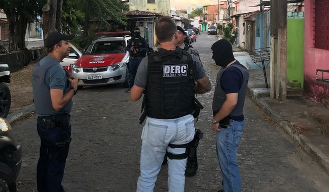 Operação em Maceió cumpre 16 mandados e prende 4 suspeitos com armas e munições