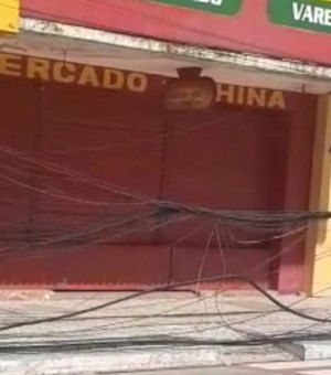 Fiação de internet pega fogo no Centro de Arapiraca