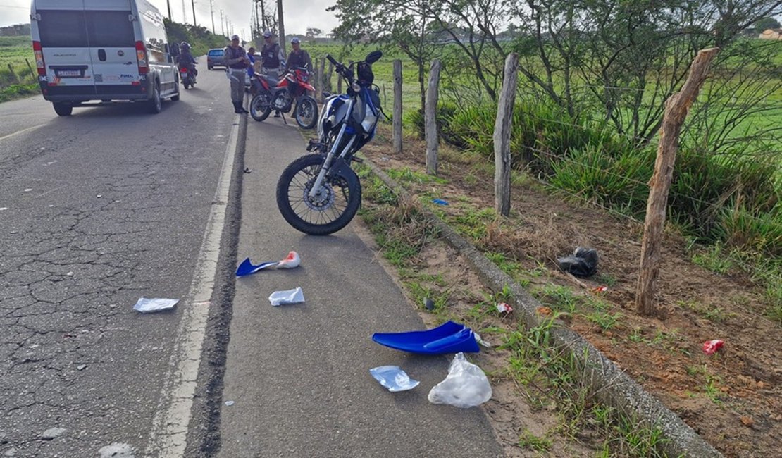 Condutores são socorridos após colisão entre motos na AL-115, em Lagoa da Canoa