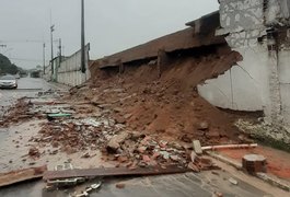 Parte do muro de estádio desaba após fortes chuvas em Olho d'Água das Flores