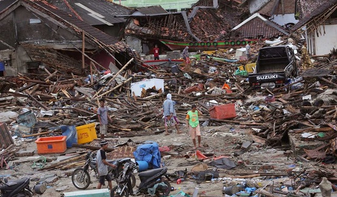 Sobe para 429 o número de mortos no tsunami da Indonésia