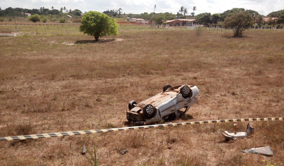 Veículo capota após condutor perder o controle na AL-220 em Arapiraca