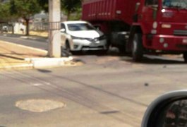 Ao tentar realizar conversão, condutor de caçamba colide em carro em Arapiraca