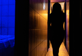 Pastor é afastado de igreja após trair esposa em casa de prostituição: 'Adultério e imoralidade sexual'