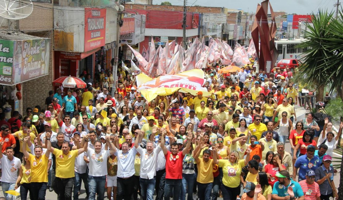 Multidão abraça Ricardo Nezinho na Caminhada da Vitória