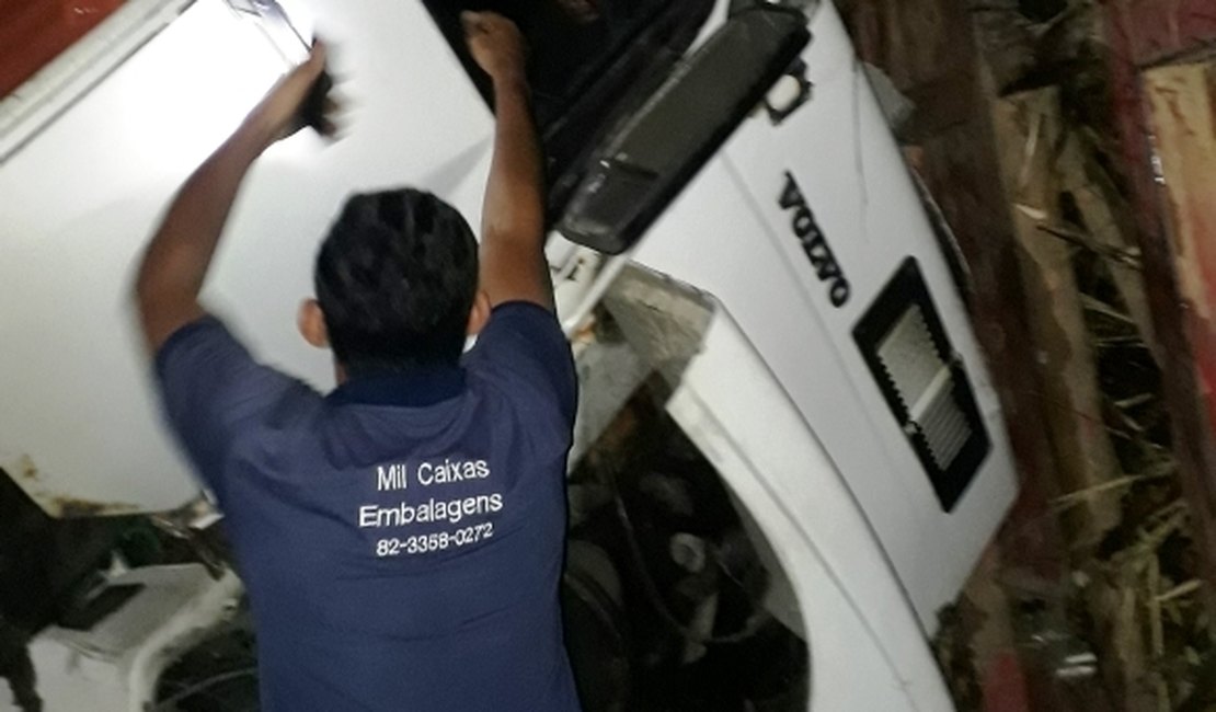 Motorista fica preso às ferragens em acidente entre carreta e caminhão na BR-316