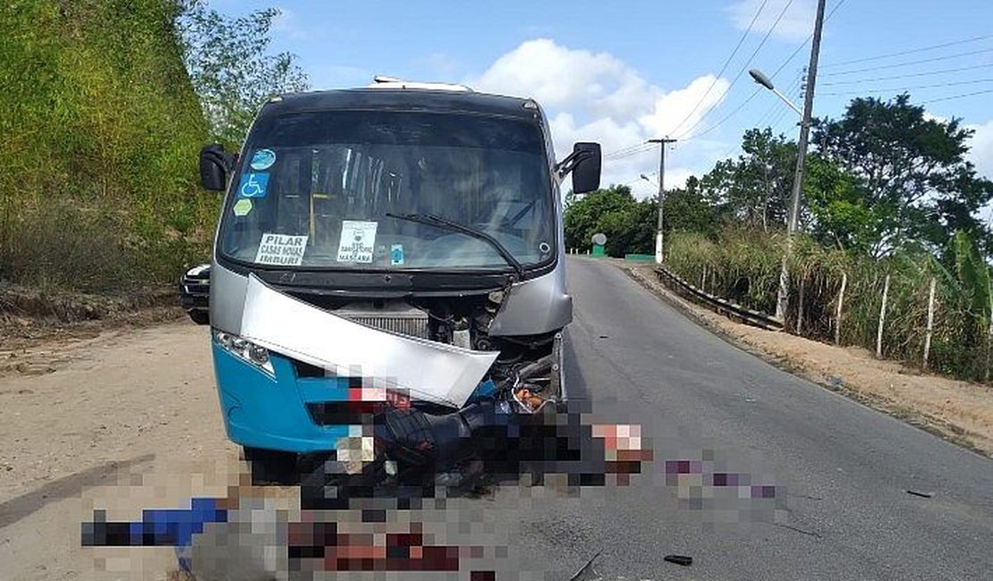 Pilar: Motociclista morre na hora após invadir a contramão e bater de frente com micro-ônibus