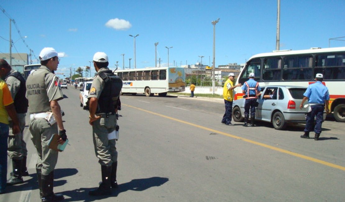 Polícia Militar e SMTT realizam blitz em Arapiraca